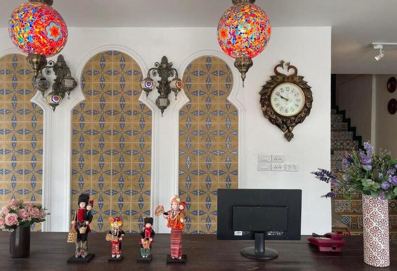 Отель Yellow Lamoon