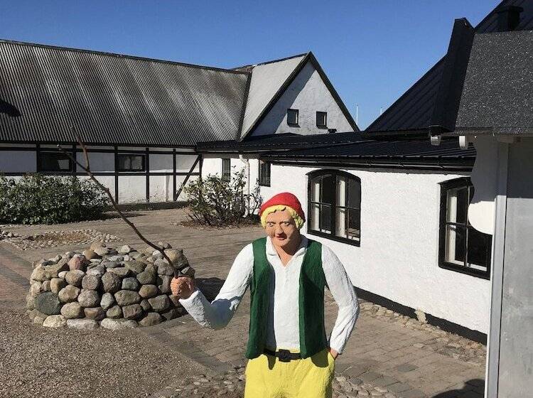 Mälarhusen Semesterby österlen   Stugor & Gårdssviter