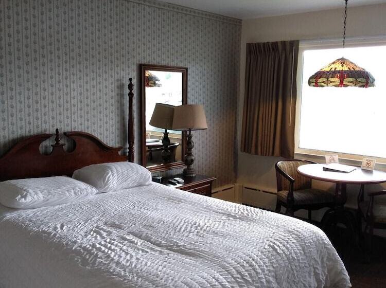 فندق على الطريق Sara Placid Inn & Suites