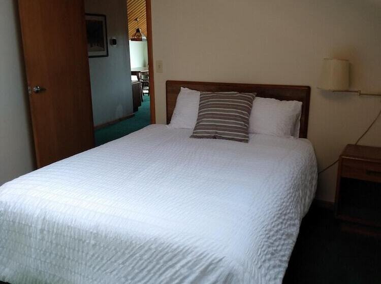 فندق على الطريق Sara Placid Inn & Suites