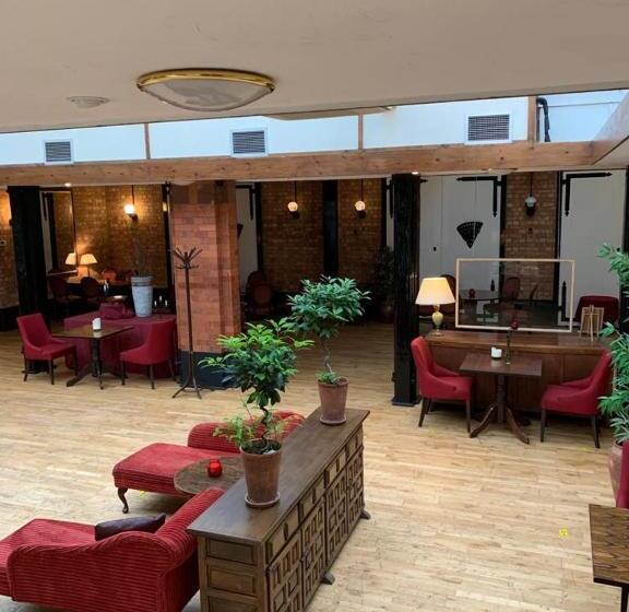 The Carre Arms Hotel & Restaurant