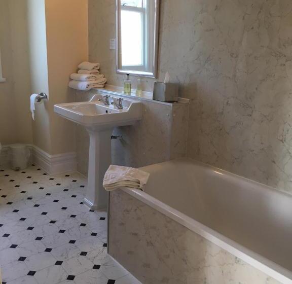 The Carre Arms Hotel & Restaurant