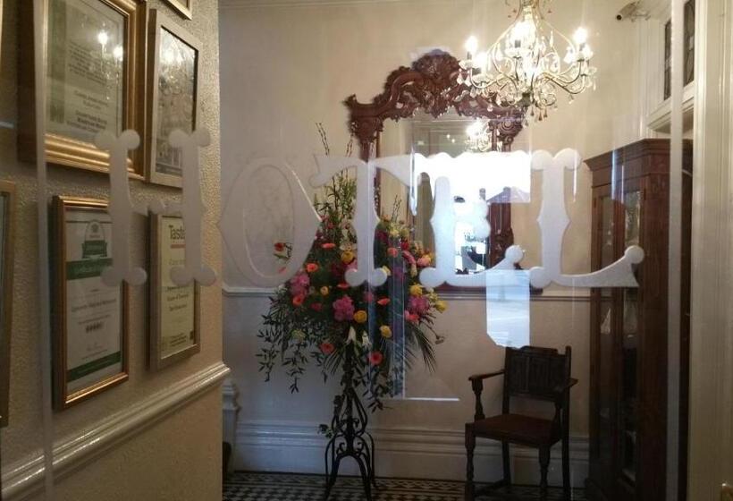 The Carre Arms Hotel & Restaurant