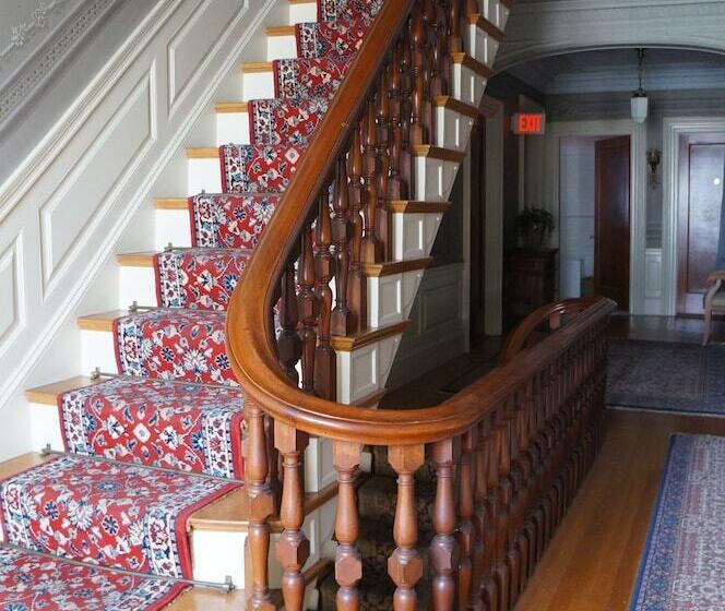 مبيت وإفطار The Silver Fountain Inn