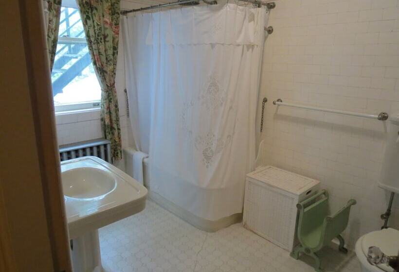 مبيت وإفطار The Silver Fountain Inn