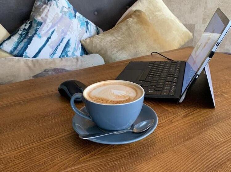 פונדק The Rose And Crown