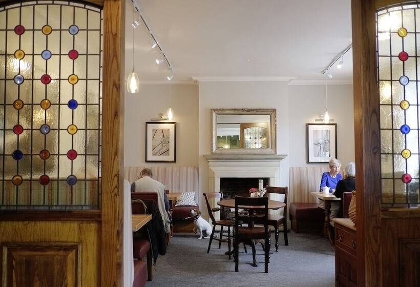 פונדק The Rose And Crown