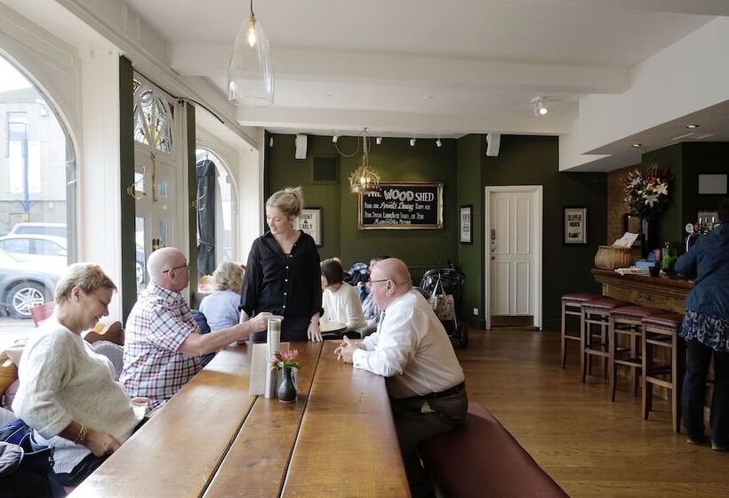 פונדק The Rose And Crown