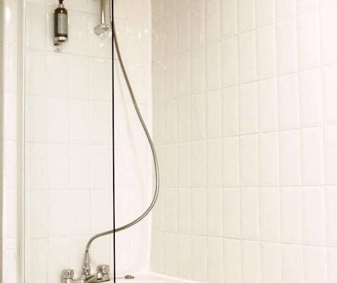 פונדק The Rose And Crown