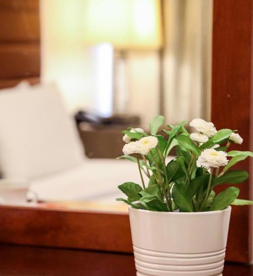 Mermaid Beach Hotel Llc