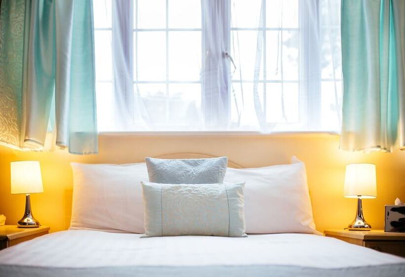 ホテル Pymgate Lodge