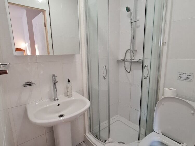 ホテル Pymgate Lodge