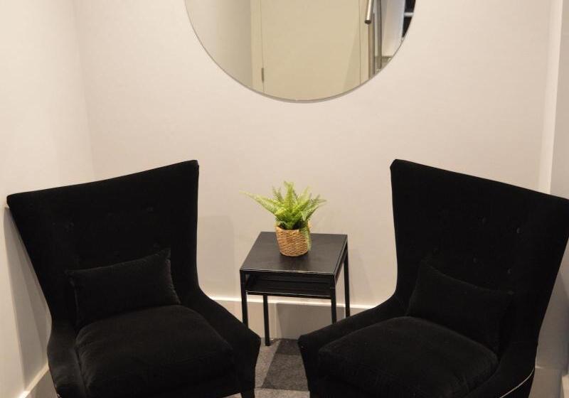 Отель Q8 Boutique