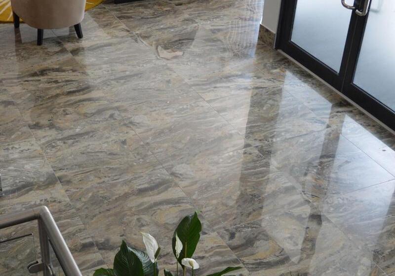 Отель Q8 Boutique