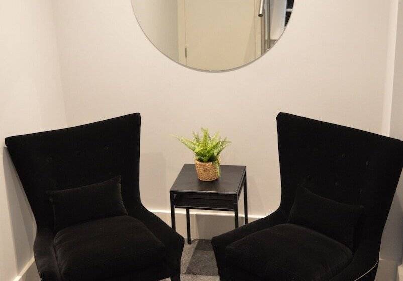 Отель Q8 Boutique