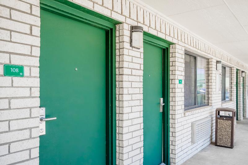 Отель Regency Inn & Suites