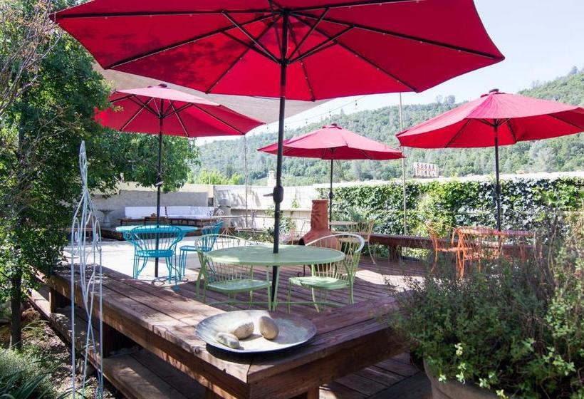 בית מלון כפרי River Rock Inn