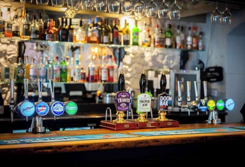 Отель The Falcon