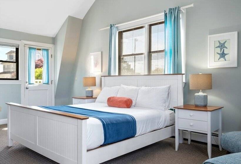 Отель The Lighthouse Inn & Suites