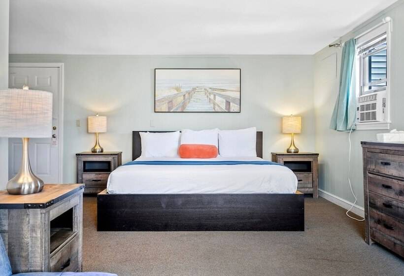 Отель The Lighthouse Inn & Suites