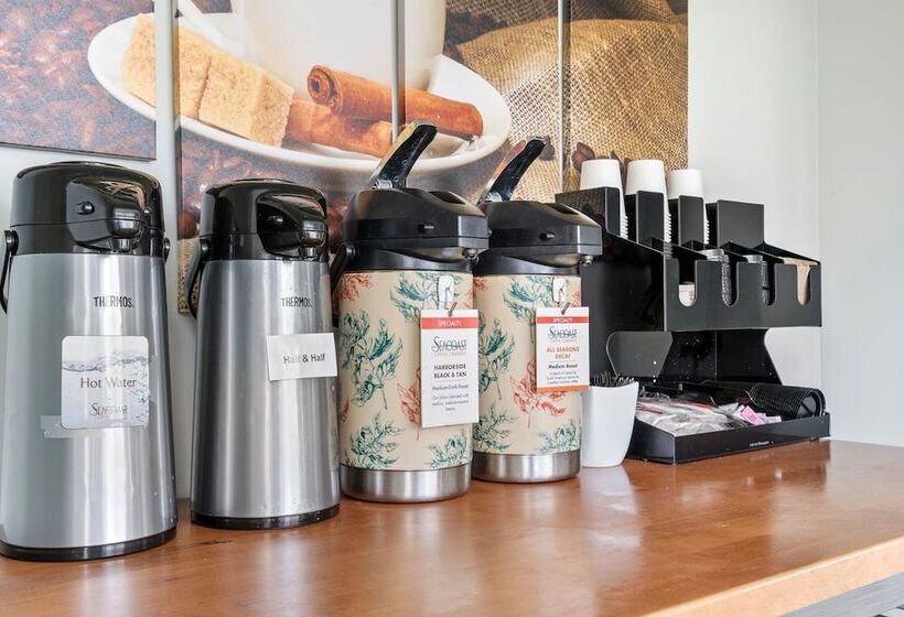 Отель The Lighthouse Inn & Suites