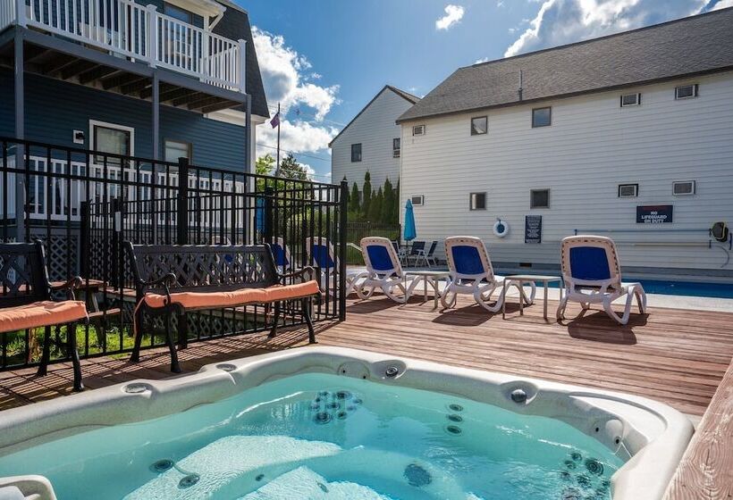 Отель The Lighthouse Inn & Suites