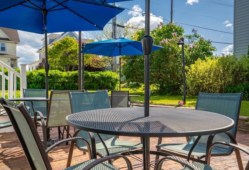 Отель The Lighthouse Inn & Suites