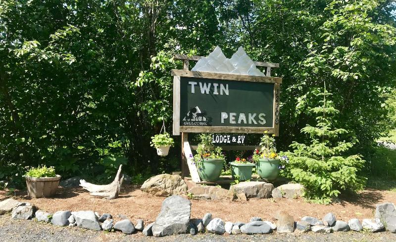 בית מלון כפרי Twin Peaks Lodge And Rv Park