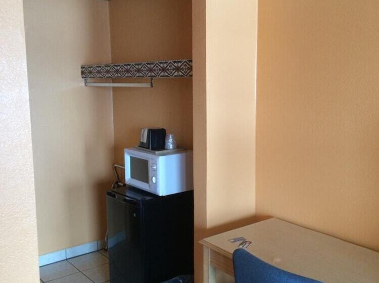 فندق على الطريق Hutchinson Inn