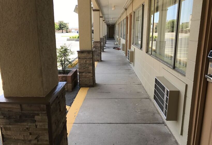 فندق على الطريق Hutchinson Inn