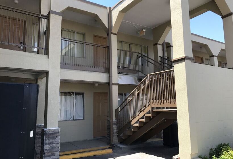 فندق على الطريق Hutchinson Inn