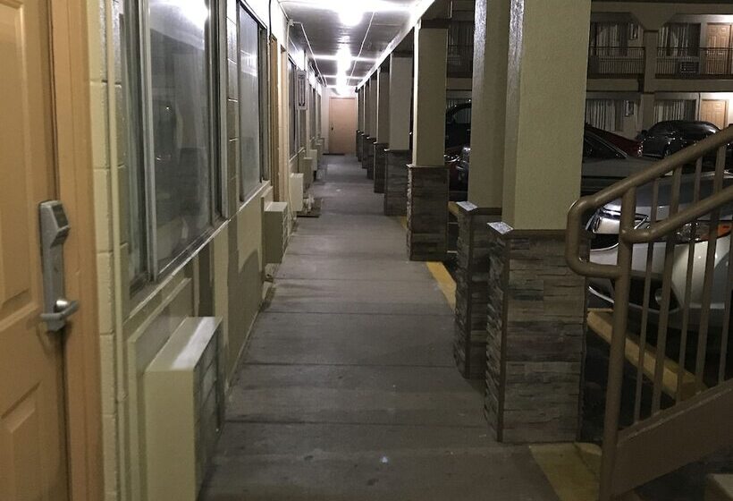 فندق على الطريق Hutchinson Inn