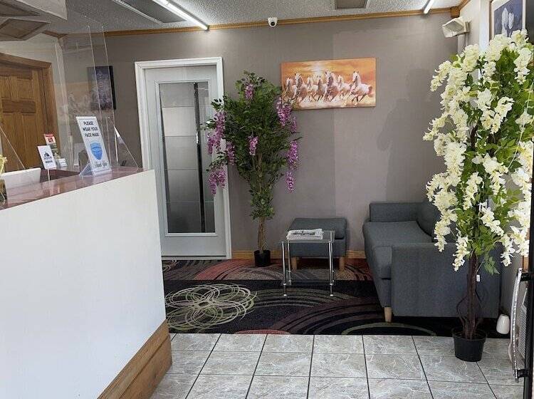 فندق على الطريق Town House Inn