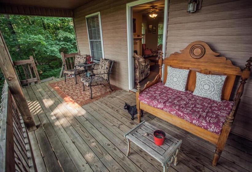 Nolichuckey Bluffs Bed & Breakfast Cabins