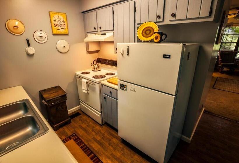 Nolichuckey Bluffs Bed & Breakfast Cabins