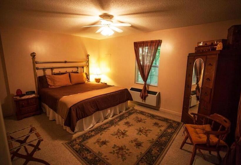 Nolichuckey Bluffs Bed & Breakfast Cabins