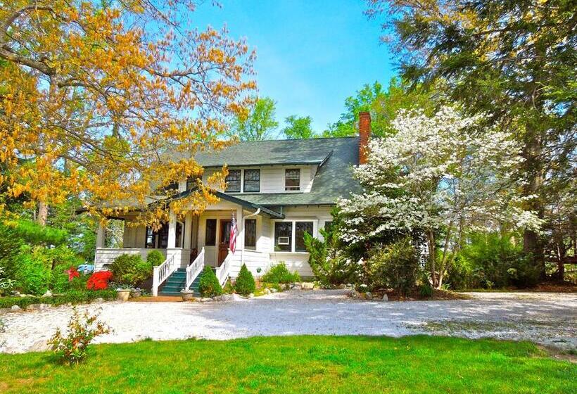 Oakland Cottage Bed And Breakfast