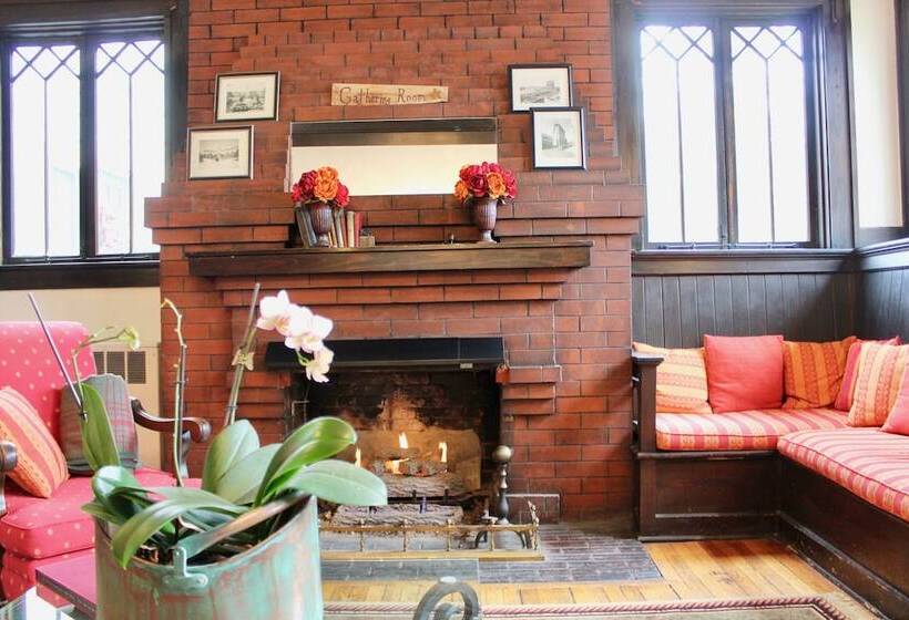 Oakland Cottage Bed And Breakfast