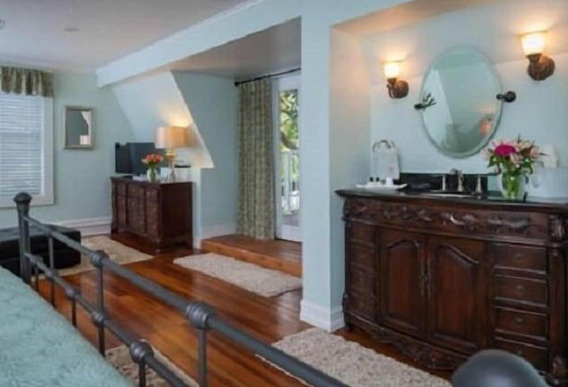 Seaglass Inn Bed And Breakfast