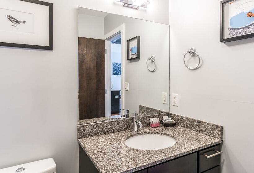 Seaport Signal Building By Vacasa