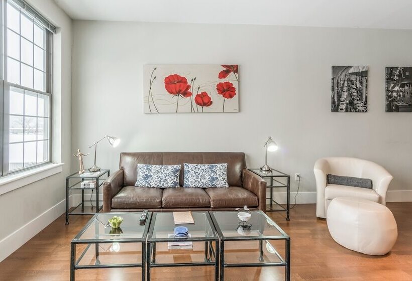 Seaport Signal Building By Vacasa