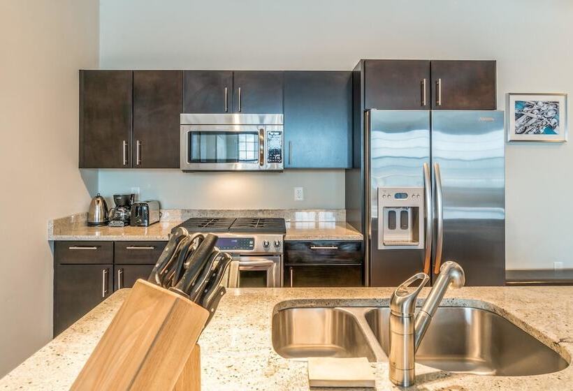 Seaport Signal Building By Vacasa