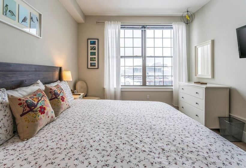 Seaport Signal Building By Vacasa