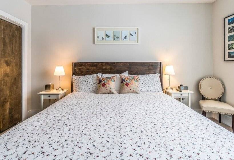 Seaport Signal Building By Vacasa