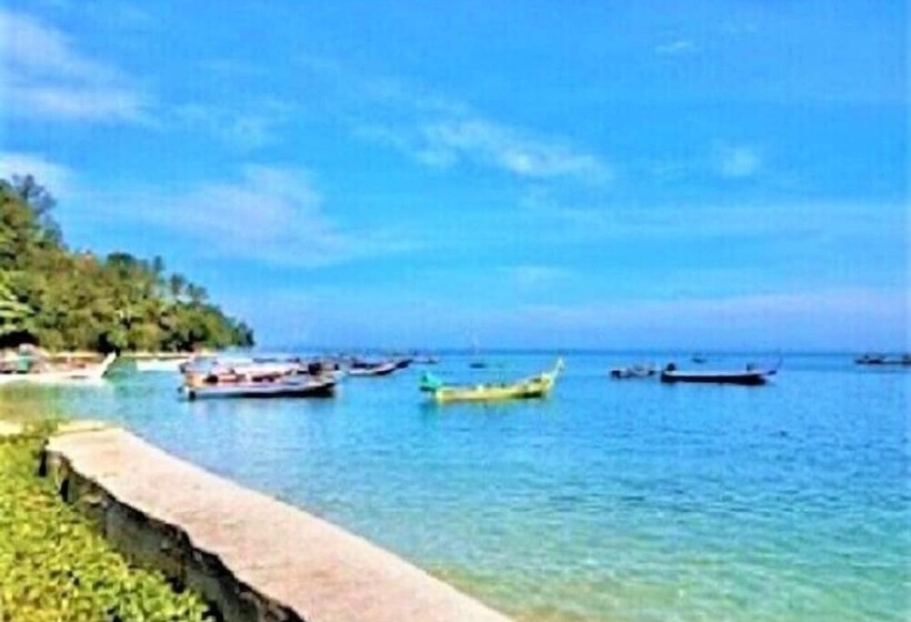 Beachfront Phuket Seaview Suites