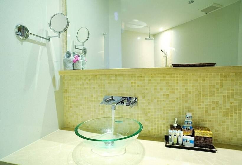 Beachfront Phuket Seaview Suites