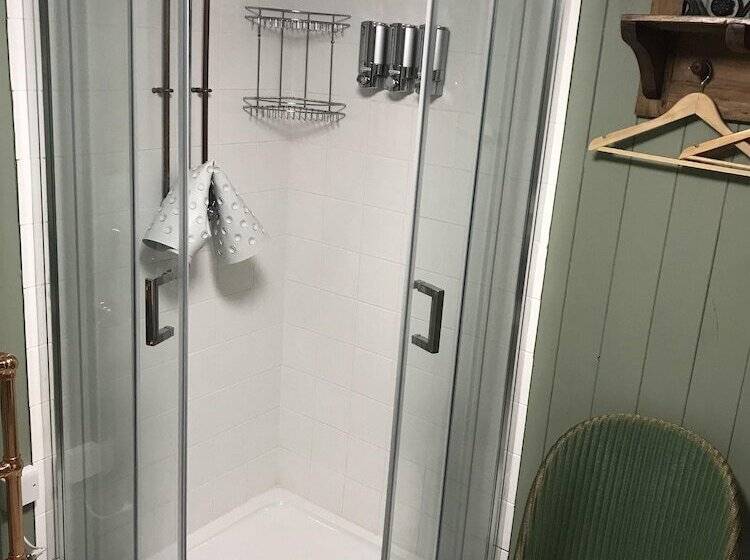 민박 Chalk And Cheese