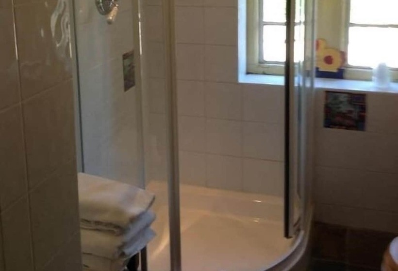 민박 Chalk And Cheese