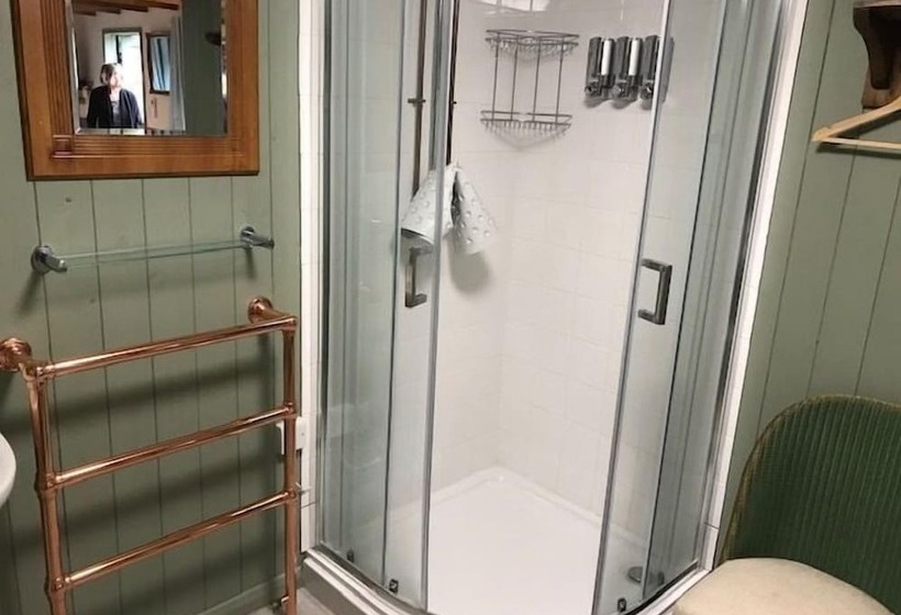 민박 Chalk And Cheese