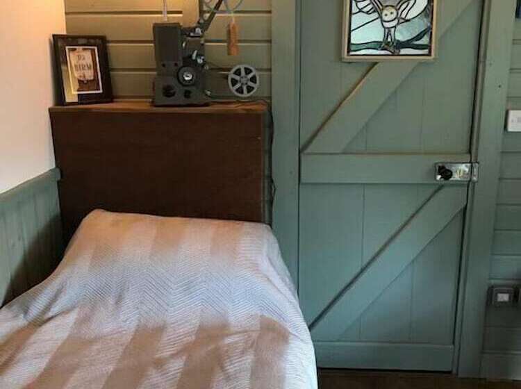 민박 Chalk And Cheese